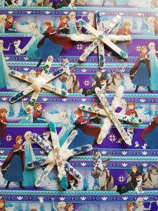Weihnachtssterne DIY im Design von Frozen Anleitung Basteln mit Kindern 02