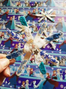 Weihnachtssterne DIY im Design von Frozen Anleitung Basteln mit Kindern 03