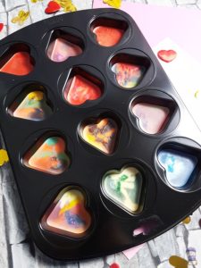 DIY Herzen aus Wachsstiften Upcycling Grußkarten Valentinstag Muttertag 06