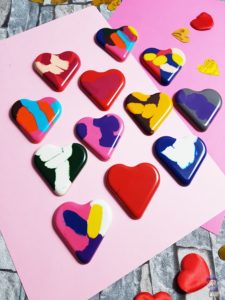 DIY Herzen aus Wachsstiften Upcycling Grußkarten Valentinstag Muttertag 09