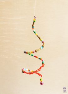 DIY Windspiel mit Perlen basteln mit Kindern 06