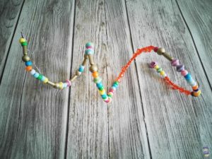 DIY Windspiel mit Perlen basteln mit Kindern 10