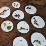 Geschenkanhänger aus Modelliermasse mit Blumen