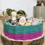 Besonderes Osterkörbchen aus Baumscheibe und Wolle