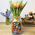 Buntes Blumenglas als Blickfang für die Osterdeko