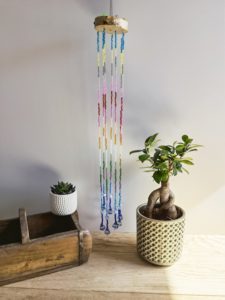 Windspiel mit Holzscheibe DIY 04