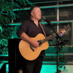 Ger O’Donnell verzaubert zwischen Blüten und Blättern – Konzert in Mendig